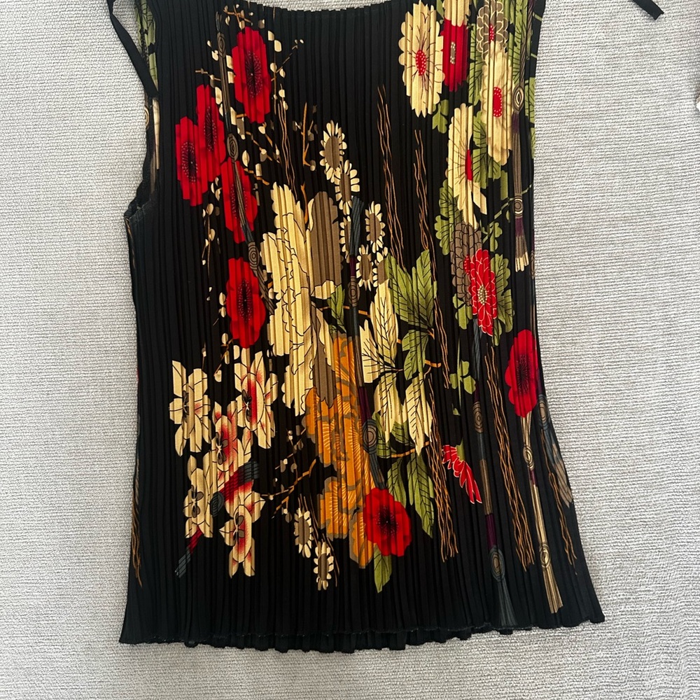Floral Pleated Women's Top - Black and Red